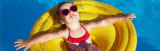 Kind im Pool auf Luftmatratze
