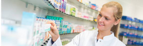 Lernportale mit Belohnungssystemen für PTA-Fachkräfte - Wissenswertes Apothekerin schaut sich Medikament an