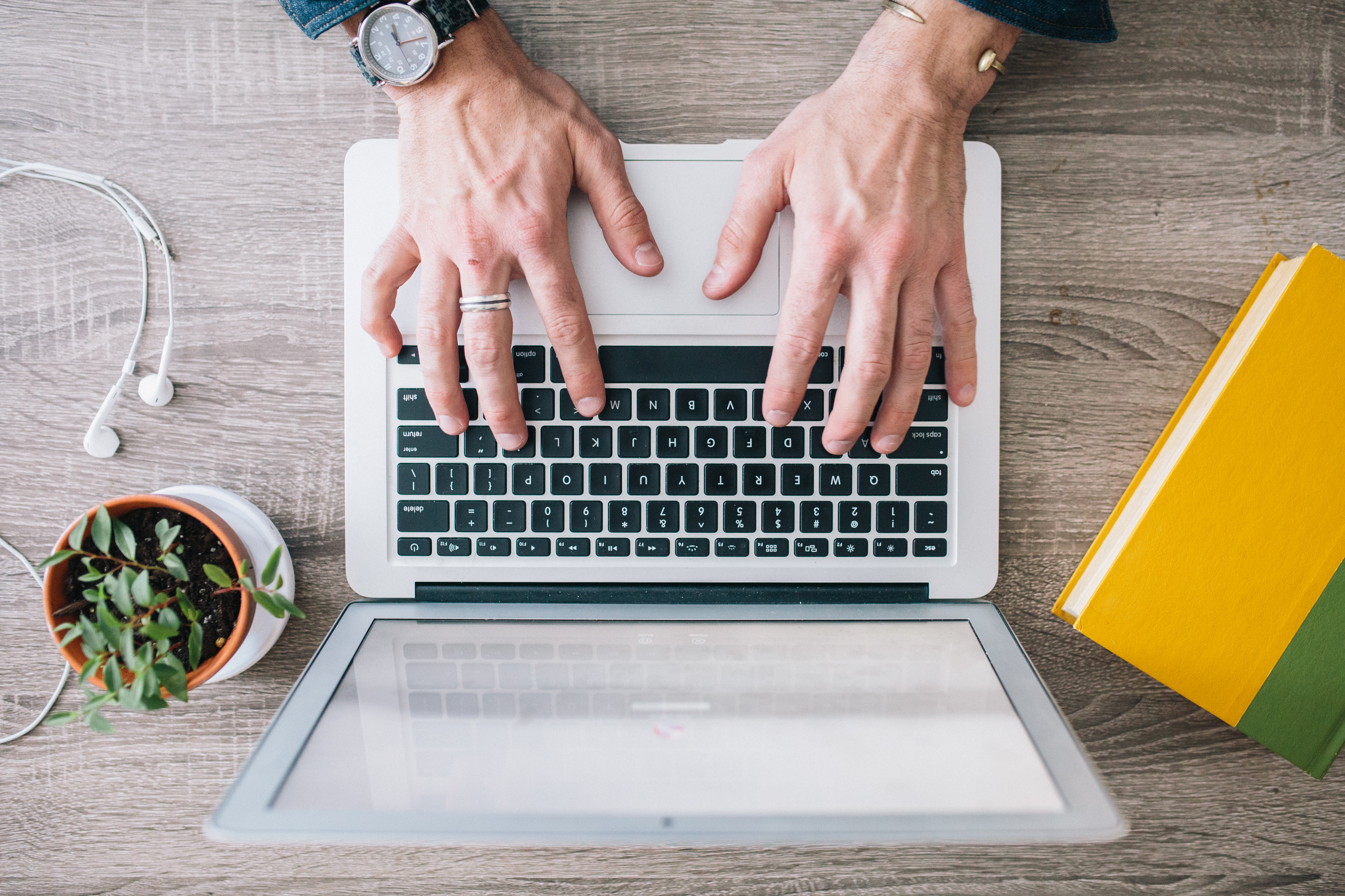 Email Marketing Mensch tippt auf Pc