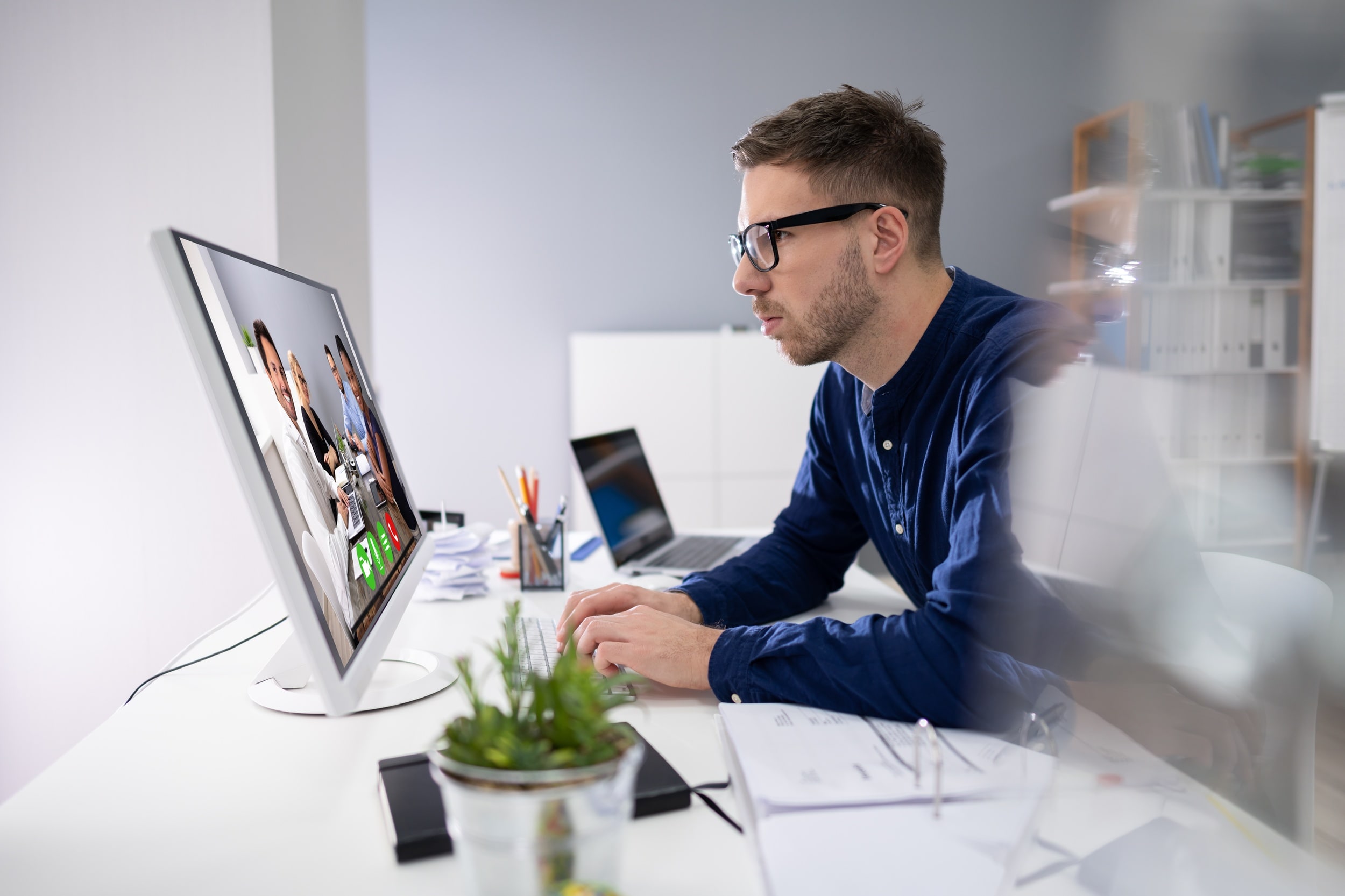 Homeoffice nach der Krise Homeoffice Arbeitsplatz mit Laptop